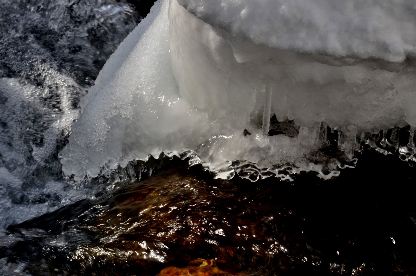 川面の氷柱2