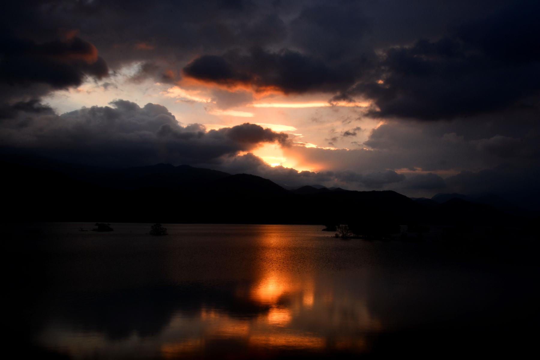 秋元湖の　　日の出